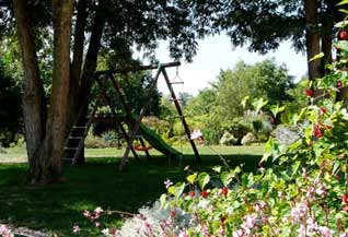 Terrain de jeux d'enfants et fleurs